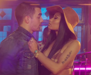 Joe Jonas and Nicki Minaj Get Their Sexy On in DNCE's New 'Kissing Strangers'…