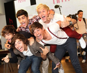 The 1-Der Years: One Direction With A Smiling Zayn Malik (Photos)